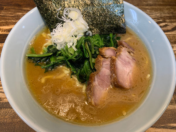 「ラーメン並 硬め多め」@横浜家系豚骨醤油極太麺 侍 本店の写真