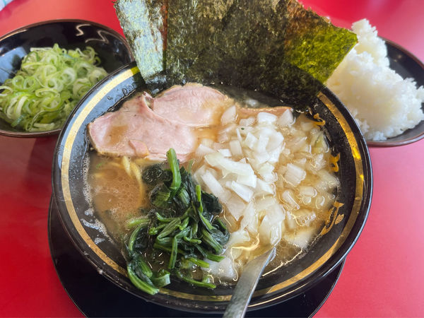 「ラーメン＋玉ネギ＋ライス大＋サービス薬味ネギ」@王道家直伝 との丸家 八潮店の写真