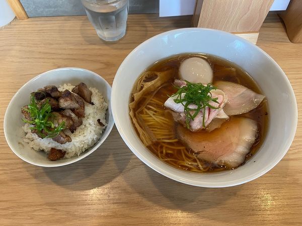 「特製醤油らーめん・日替りお肉ごはん」@らーめんMAIKAGURAの写真