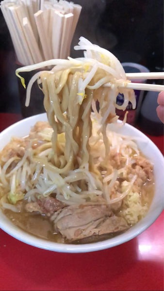 「ラーメン麺少なめ　ニンニクヅケアブラ」@用心棒 本号の写真