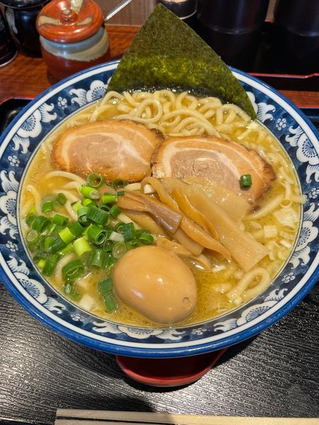 「味玉塩らーめん（麺大盛・太麺）」@麺うら裏の写真