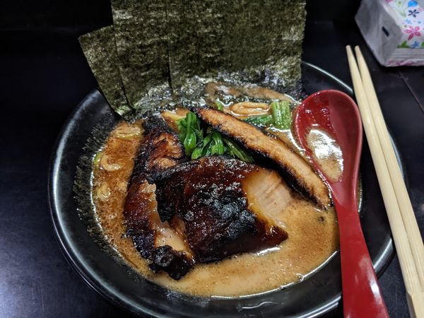 「子豚黒らーめん」@麺家蔦重 岸谷店の写真