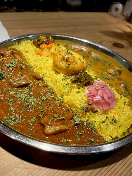 「あいがけ 卵 副菜増し  チキンとポークビンダルー」@グーグー藤カレーの写真