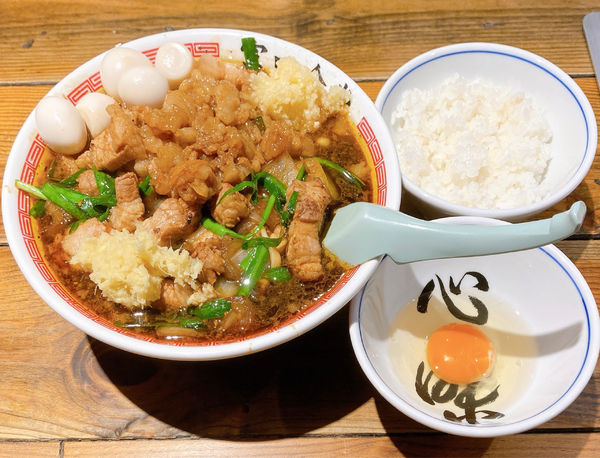 「【特別営業】プレミアムスタ満ソバ(本物)＋まさお＋生卵＋小ライス」@松戸中華そば 富田食堂の写真