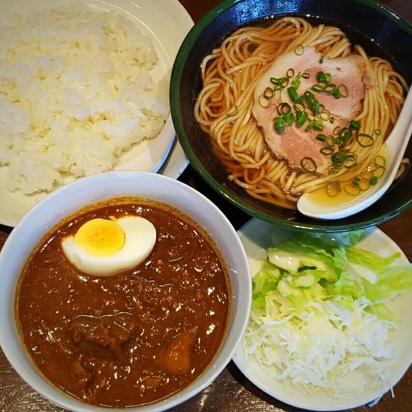 「【日替り】ラムカレー＋ライス＋中華そば＋サラダ 1000円」@麺屋 天海の写真