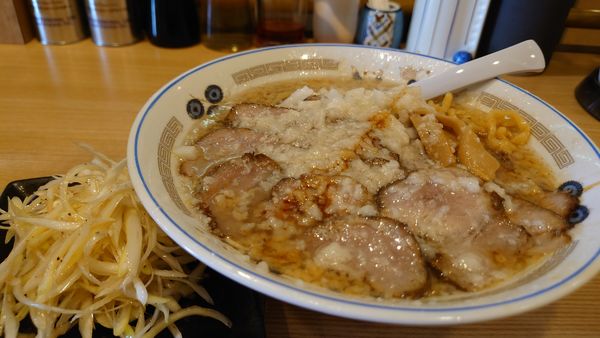 「背脂煮干しらーめん　普通　麺カタメ脂中　肉増し　山椒ネギ」@麺処 そら亭の写真