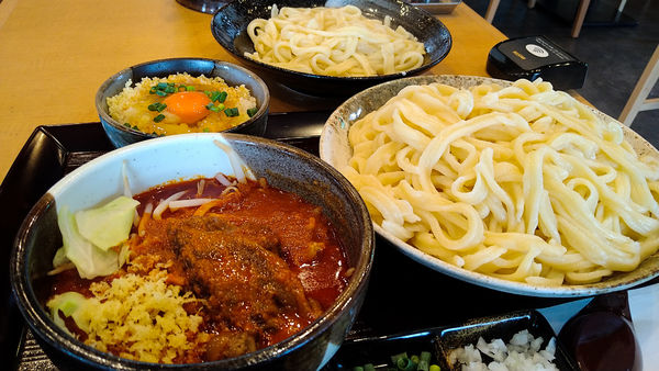 「あま辛汁うどん(特盛)+替え玉+たまごかけごはん」@武蔵野うどん 竹國 羽村店の写真