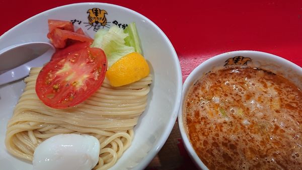 「トマトつけめん中950円＋ごはん50円」@ゴールデンタイガーの写真
