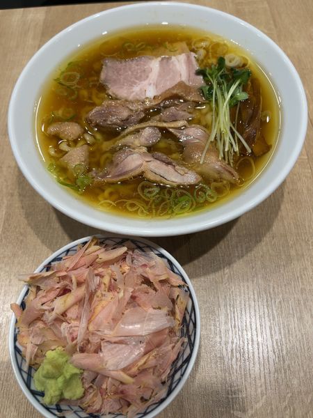 「親鶏中華そば大盛+チャーシュー(半々)+本わさび小丼」@手打 親鶏中華そば 綾川の写真