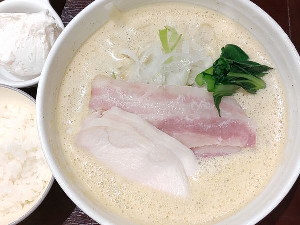 「カレークリーミー麺「舞」+白い味玉」@麺や 一途 導 豊洲店の写真