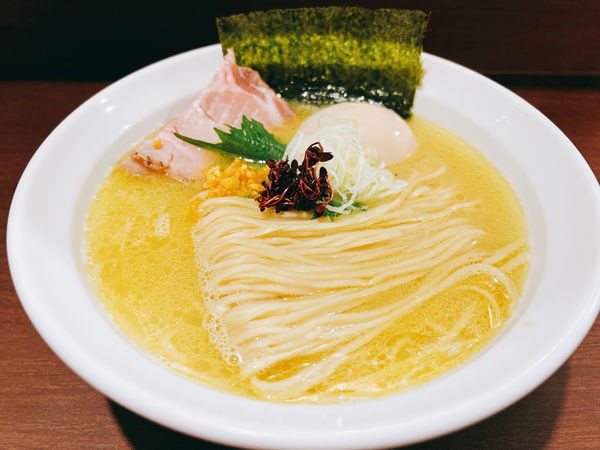 「上中華 味玉 貝と鶏の白淡塩」@メヂカそば 吟魚の写真