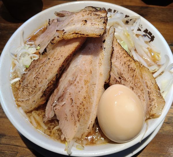 「本気の炙り焼豚そば味玉入り」@本気の焼豚 プルプル食堂の写真