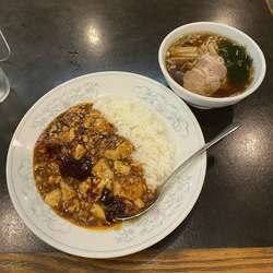 ランチセット・四川麻婆豆腐丼+半ラーメン¥900