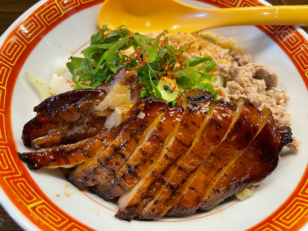 「スモークチキンまぜそば」@麺や一芯の写真