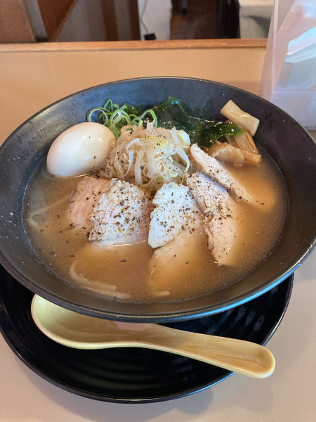 「鶏塩ラーメン（中）+鶏チャーシュー+半熟味玉」@DECOの写真