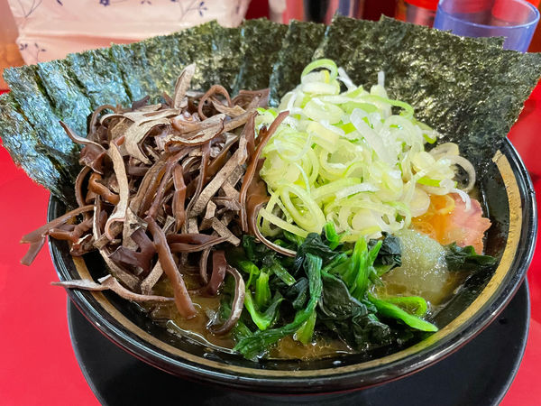 「ラーメン＋のり＋きくらげ＋薬味ねぎ」@家系ラーメン とらきち家の写真