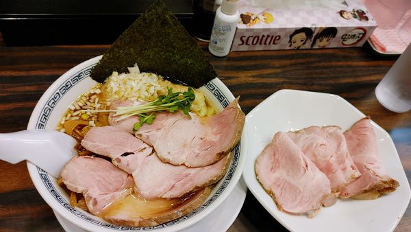「醤油ラーメン(細麺)・大盛・メンマ・チャーシュー・ワンタン」@稲荷屋の写真