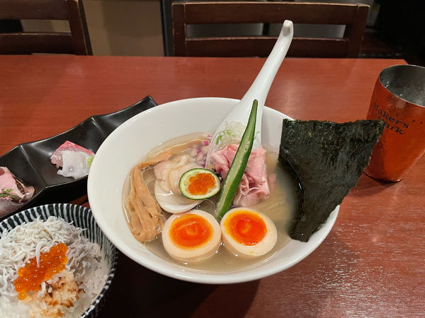 「【限定】冷しらぁ麺（真昆布水×地蛤出汁）¥1300と海鮮丼¥50」@酒肴場 屯の写真