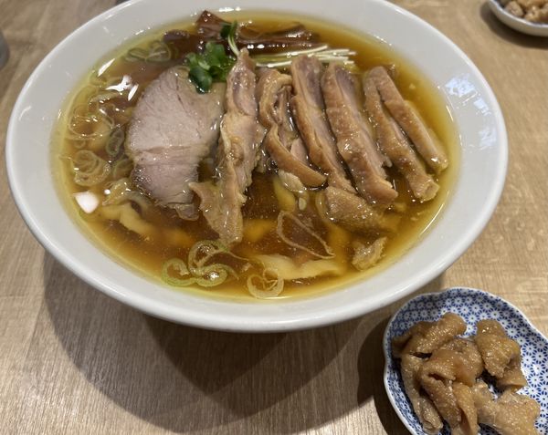 「親鶏中華そば大盛（極太麺、鶏ももチャーシュー、鶏皮）」@手打 親鶏中華そば 綾川の写真