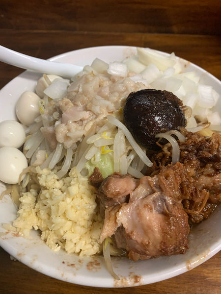 「小豚2ｺ(うずらたまねぎ)(ﾆﾝﾆｸｱﾌﾞﾗ)」@劇的ラーメン 雑把®の写真