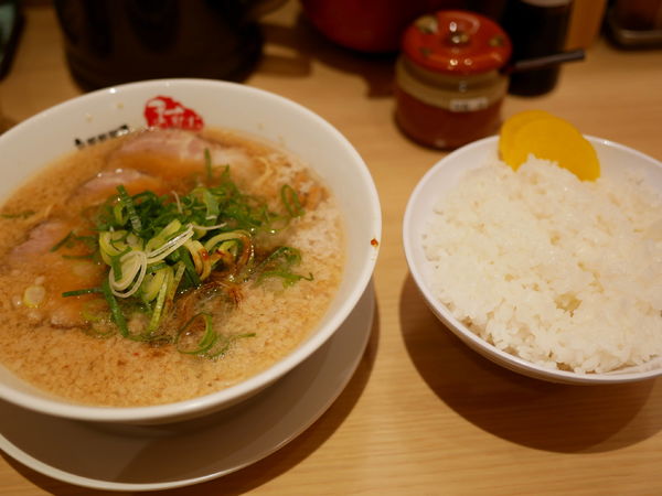 「ラーメン 並 麺硬め30秒＋脂多め＋セルフ辛いの多め＋セルフ」@京都銀閣寺 ますたにラーメン 室町店の写真