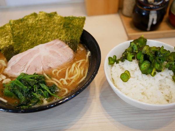 「ラーメン 並盛 麺硬め＋味濃いめ＋油多め＋ライス」@麺家 千祥の写真