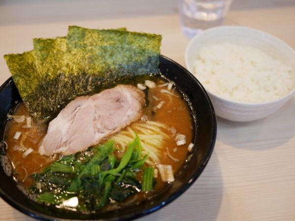 「ラーメン 並盛 麺硬め＋油多め＋味濃いめ＋ライス」@麺家 千祥の写真