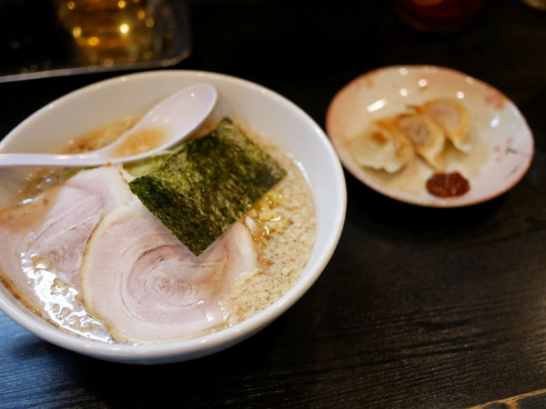 「醤油ラーメン こってり 麺硬め+サービス餃子」@宗家一条流 八代目直系 がんこラーメン 町屋店の写真