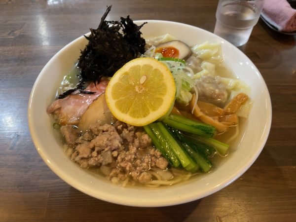 「限定麺 豚と和出汁の塩らーめん+ワンタン3個」@自家製麺こうじの写真