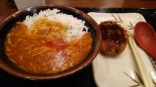 「トマたまカレーライス 並 430円＋コロッケ 120円」@丸亀製麺 小岩PoPo店の写真