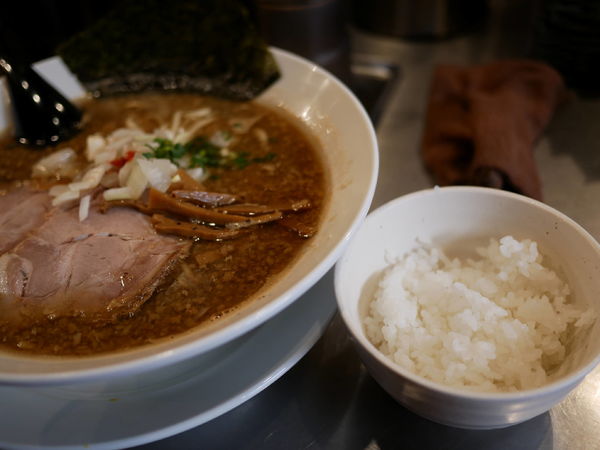 「背脂ジョニー＋小ライス」@麺屋 愛心 TOKYO 町屋店の写真