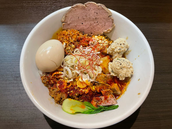 「汁なし担々麺 全部盛り」@ラーメン アールピージー(RAMEN RPG)の写真