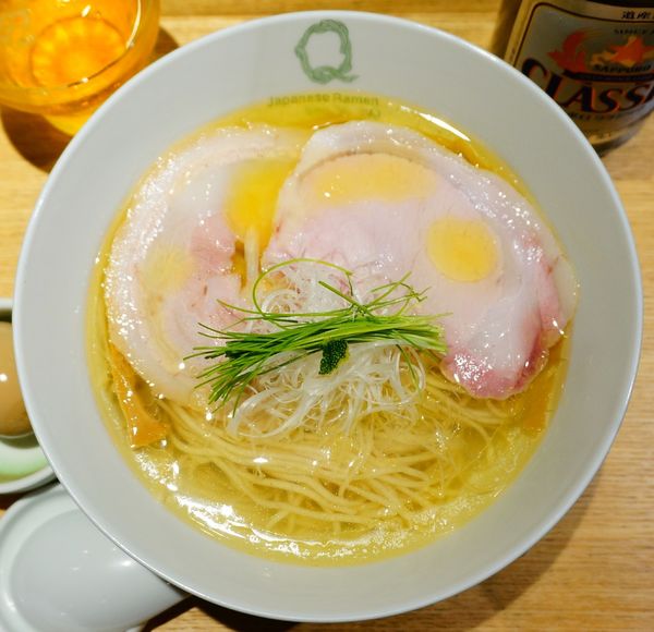 「塩らぁ麺＋トロ玉子＋ビール中瓶」@Japanese Ramen Noodle Lab Qの写真