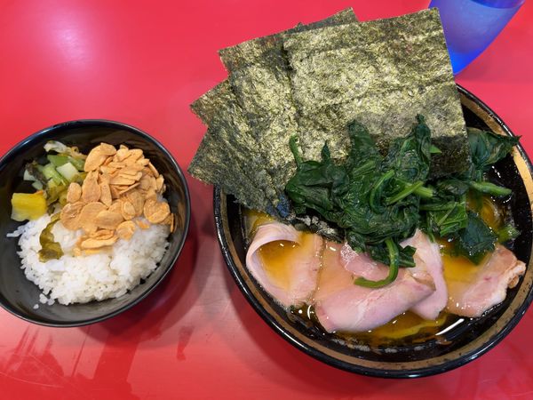「チャーシュー麺(油多目)大盛+生ほうれん草+ライス」@家系総本山 ラーメン吉村家の写真