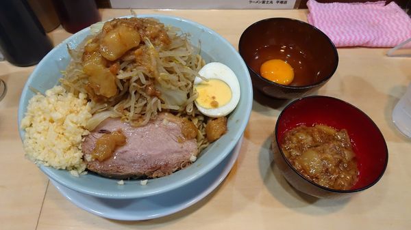 「アブラそば少なめ（980円）＋ブタカスアブラ（50円）」@ラーメン富士丸 平塚店の写真