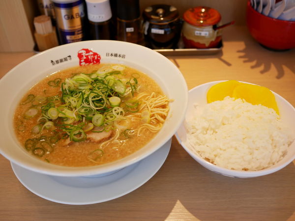 「ラーメン 並 麺硬め30秒＋脂多め＋セルフ辛目＋セルフ辛いの」@京都銀閣寺 ますたにラーメン 日本橋本店の写真