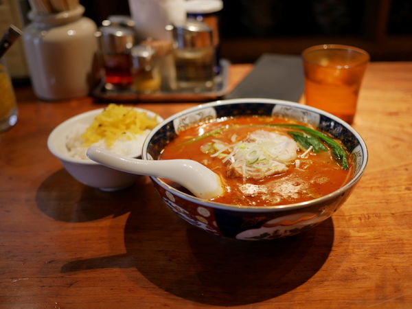 「担々麺 麺硬め＋大辛＋ネギ多め＋ライス」@支那麺 はしご 銀座本店の写真