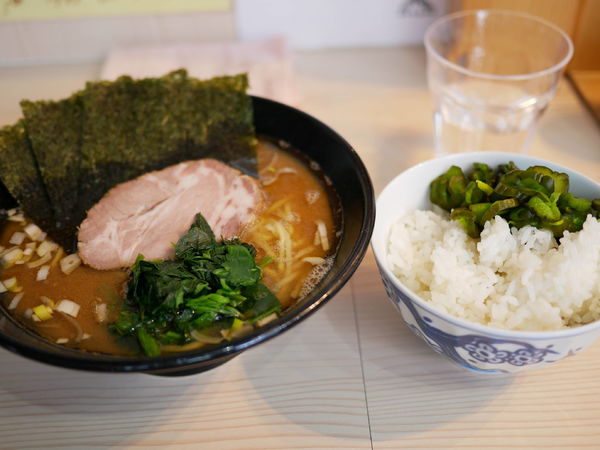 「ラーメン 並盛＋麺硬め＋味濃いめ＋油多め＋ライス」@麺家 千祥の写真