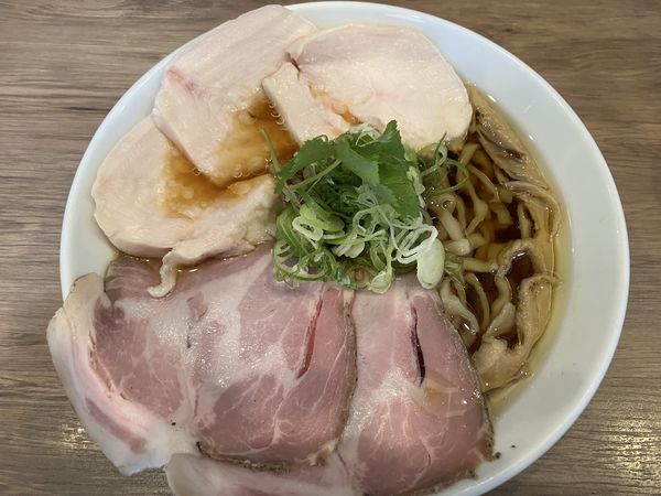 「味玉肉増し煮干と鶏ノ拉麺　黒　1200円」@煮干拉麺 小烏丸 問屋町店の写真