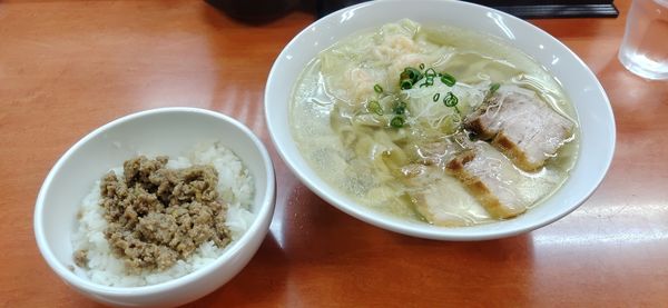「海老ワンタンメン（大盛）+生姜丼」@日陰の写真