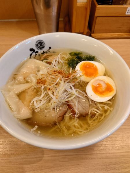 「塩ラーメンひるがお盛り」@塩専門 ひるがお 東京駅店の写真