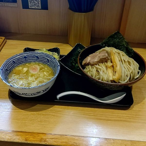 「つけめん(並盛)＋ほうれん草＋ねぎ増し」@舎鈴 大島駅前店の写真