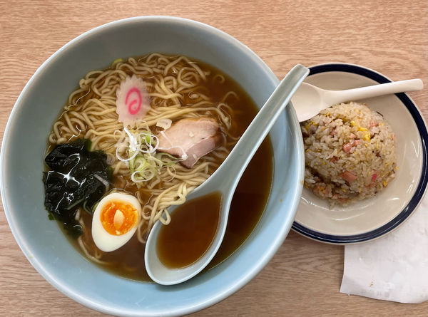 「醤油ラーメン 太　半チャーハンセット」@手打らーめん 岩間の写真