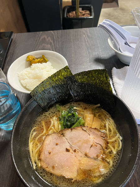 「醤油ラーメン並硬め濃いめサービス期間500円、小ライス100円」@横浜家系ラーメン 麺や一興の写真