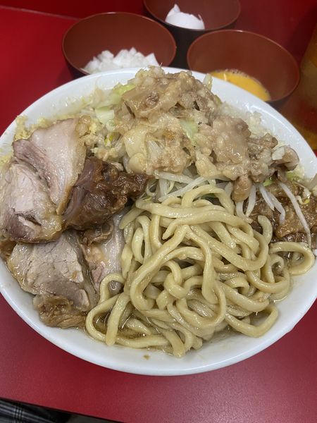 「小豚850+埼玉産玉ねぎ100+生卵50」@ラーメン二郎 大宮公園駅前店の写真