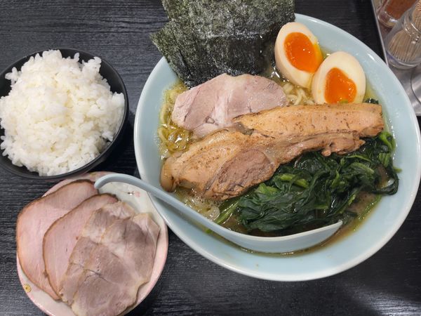「ばく盛りチャーシューめん1200+中盛100+ほうれん草200+」@麺家 ばくの写真
