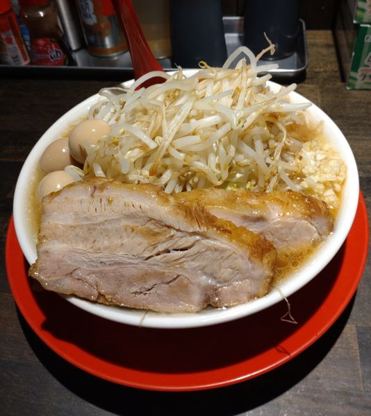 「らーめん２００g　豚１枚　うずら」@麺と飯 トンじろの写真