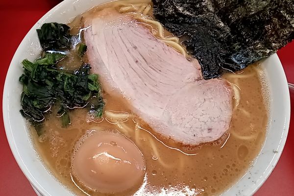 「ラーメン(750円)・大盛(200円)・味玉(クーポン)」@家系ラーメン王道家直伝 との丸家 船橋店の写真