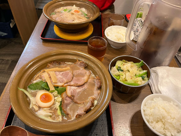 「豚骨塩　中盛　たっぷり野菜　チャーシュー」@ラーメン猪太の写真