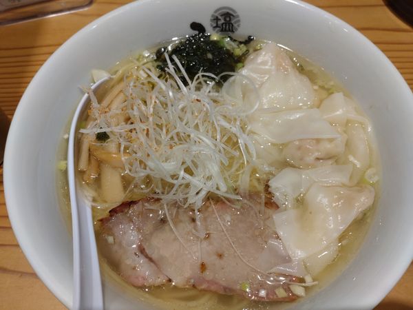 「塩わんたん麺」@塩らーめん専門 ひるがお 人形町店の写真
